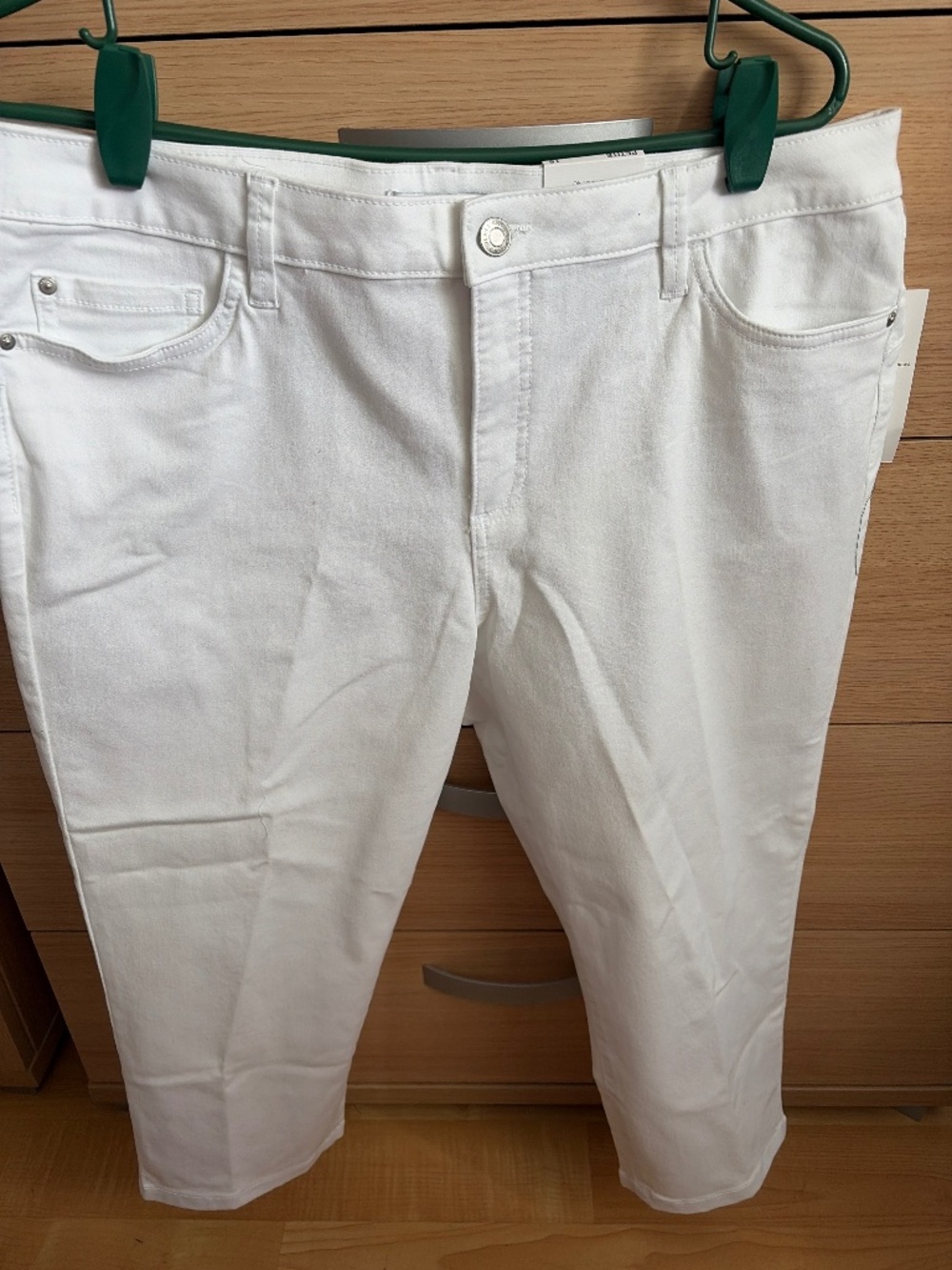 Ladies white capri pants